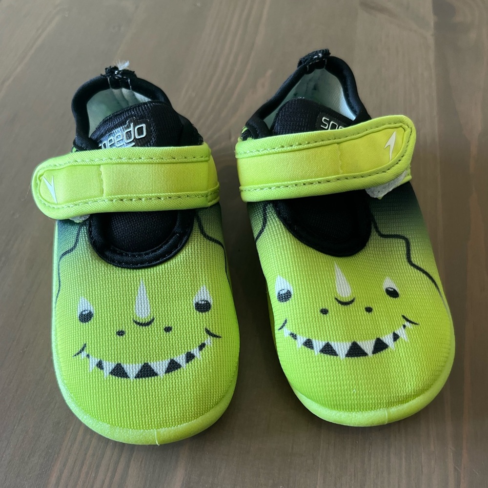 Speedo swim shoes size 5/6